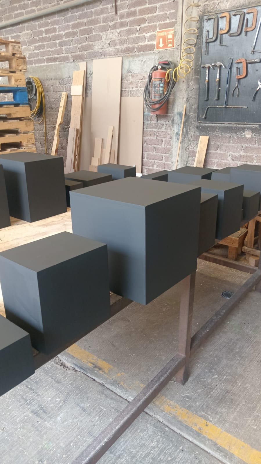 Pedestales de MDF negro en el taller