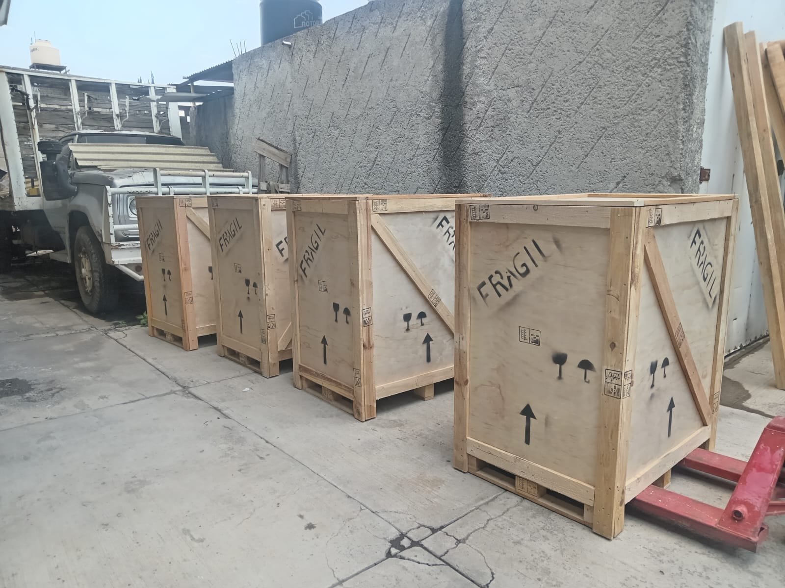 Cajas de triplay con sello FRAGIL