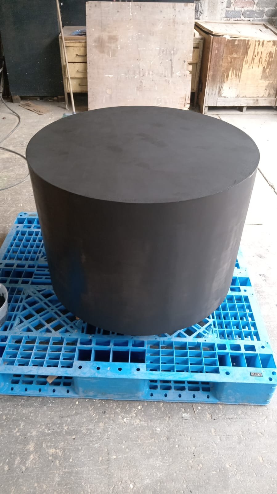 Pedestal redondo de MDF negro
