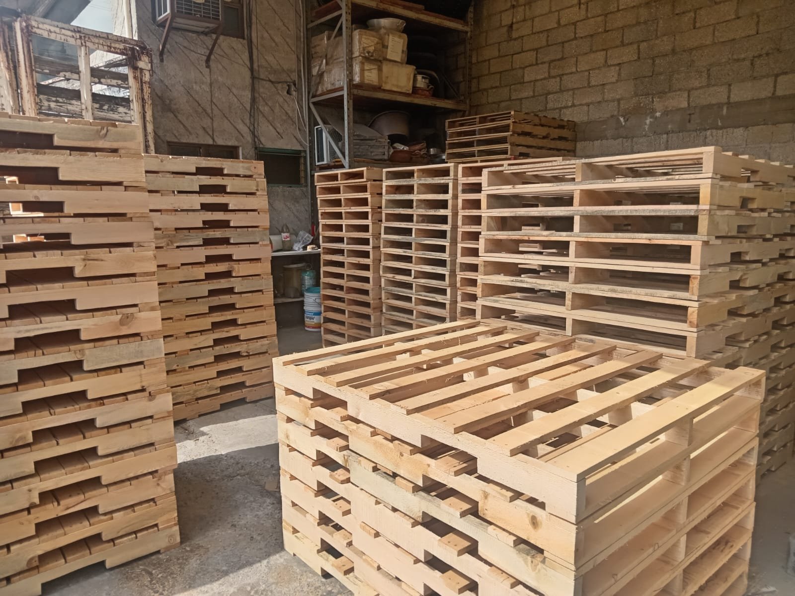 Tarimas de madera apiladas en el taller