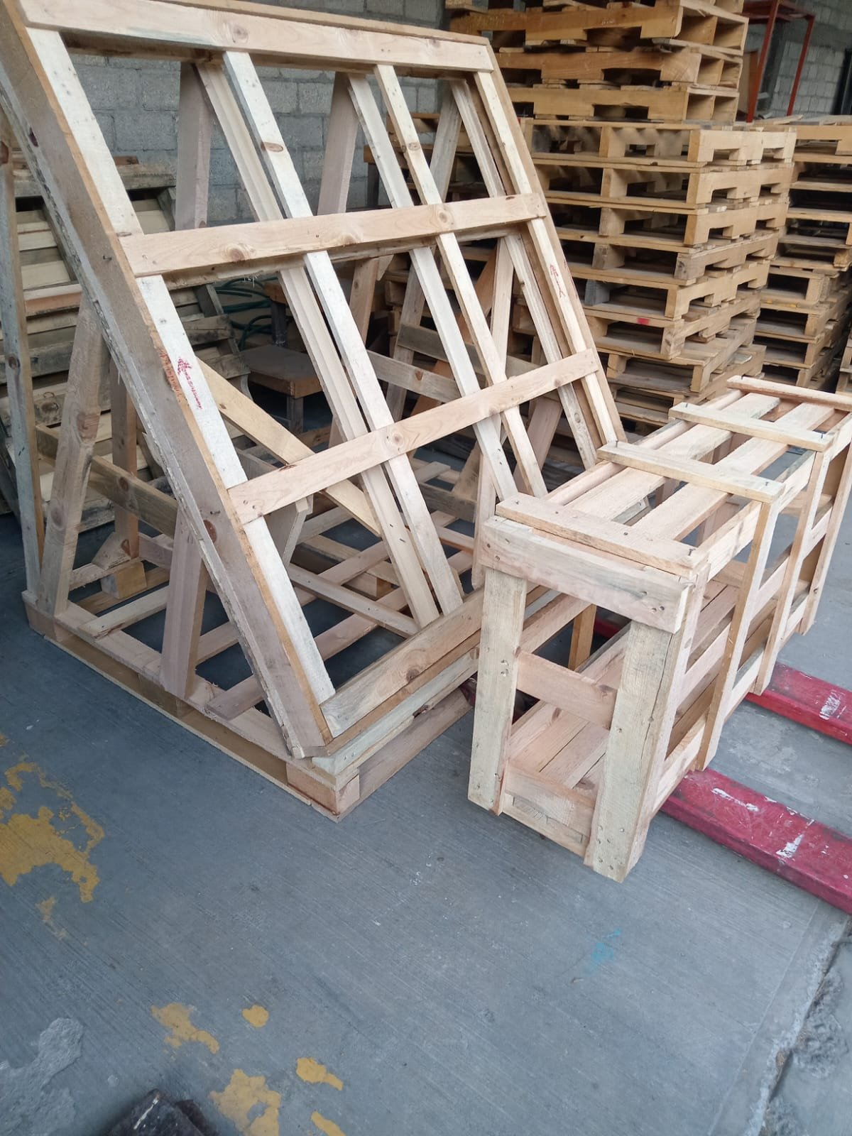 Estructura de caja especial de madera fabricada a la medida en el taller