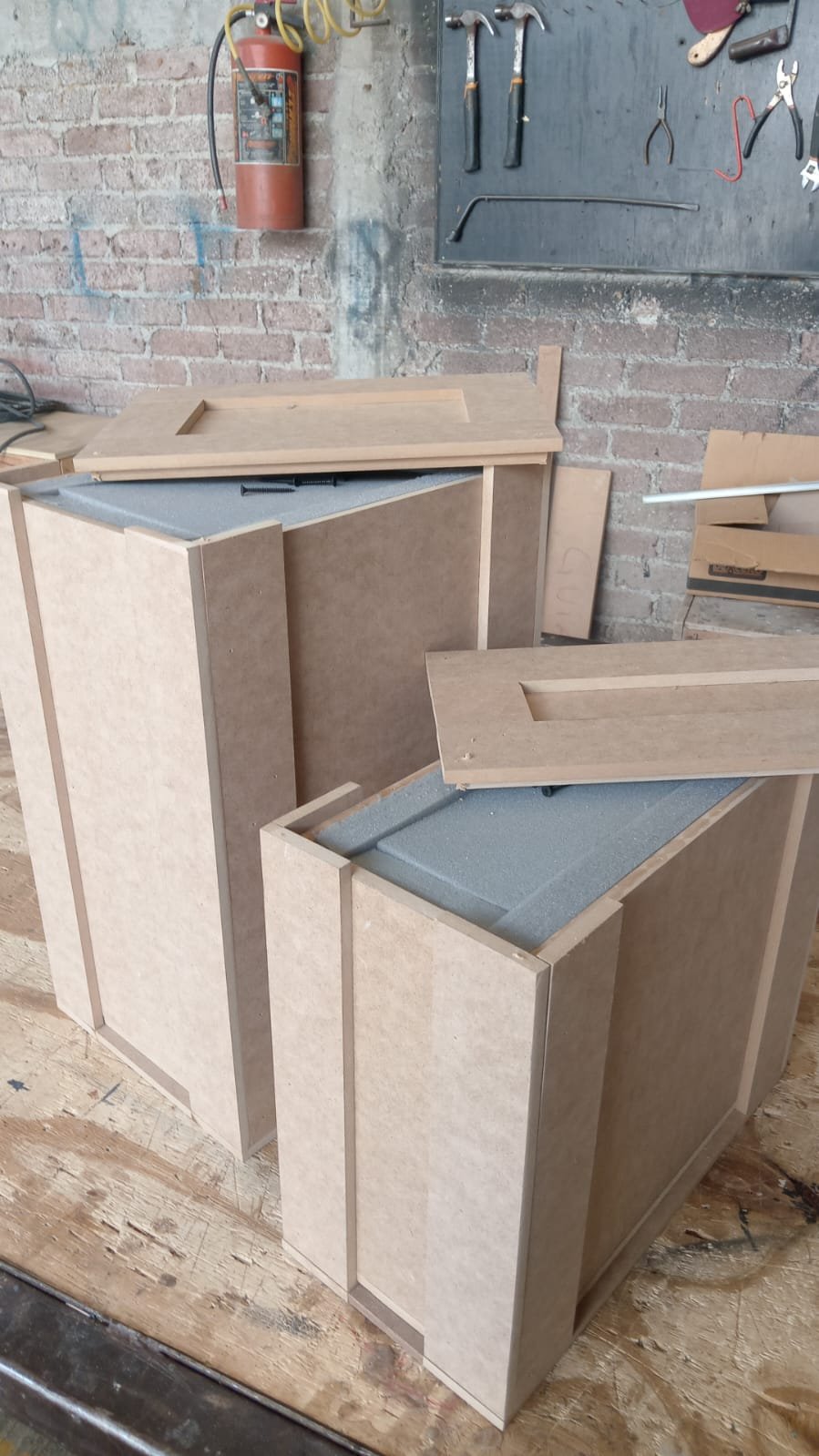 Pedestales de MDF en proceso de fabricación con protección interior de espuma
